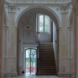Ci avventuriamo sulla raffinata scala con intradosso decorato che porta ai piani superiori...